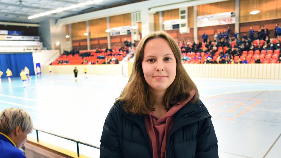 Kiruna HK har 18 egna lag med i turneringen. Tindra Hagström spelar med flickor-03. "Det är skönt att det är hemma och det är kul att det kommer många lag som kommer", säger hon. 