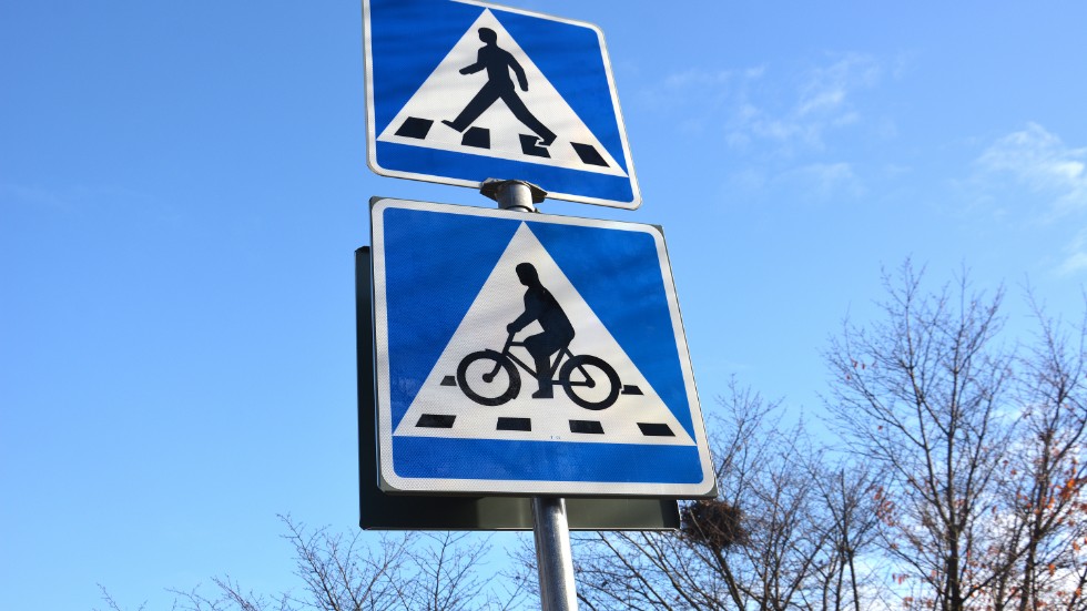 Så här ser skylten "cykelöverfart" ut. Ser man den har cyklister företräde och följaktligen bilisterna väjningsplikt.