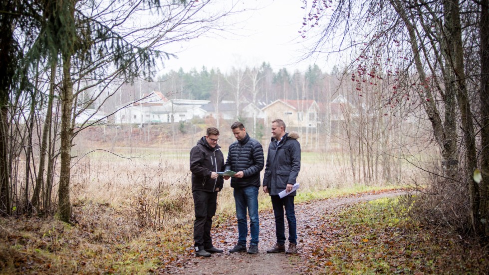 Robin Jansson, Mats Lundevaller och Johan Ekström visar var området Luvsjön ska utökas. 