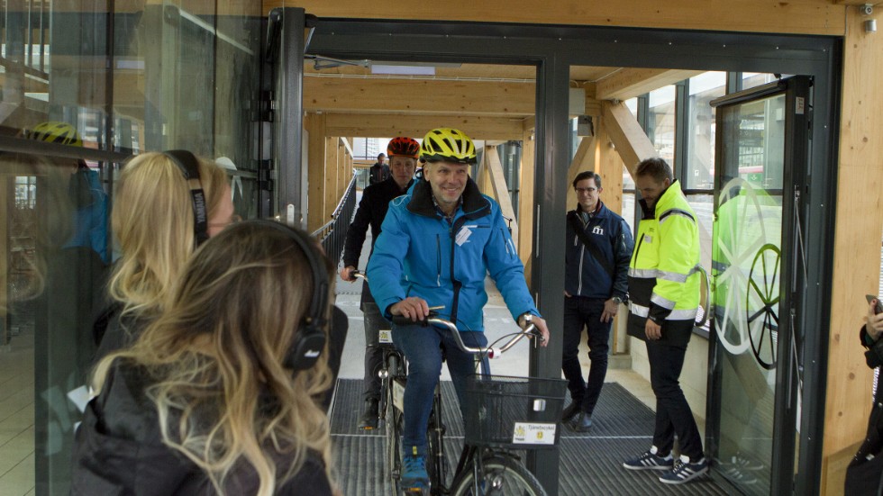 Erik Pelling (S) och Rickard Malmström (MP) invigde det nya cykelgaraget från cykelsadeln.