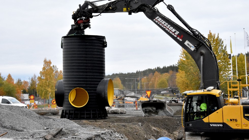 Gigantiska brunnar lyfts på plats för att kopplas in med Luleås nya vatten- och avloppsledningar.