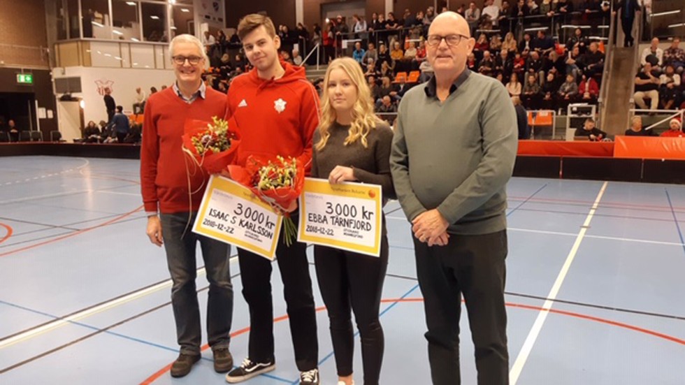 Isaac Sundin Karlsson och Ebba Tärnfjord fick ta emot stipendier i fjol. Priserna delades ut i Thomas arena av Dag Sundin och Egon Carlzon som representerar Stickans minnesfond.