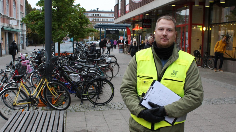 Peter Lyrander, säkerhetssamordnare på Norrköpings kommun, var under tisdagen i city och pratade trygghet med Norrköpingsborna.