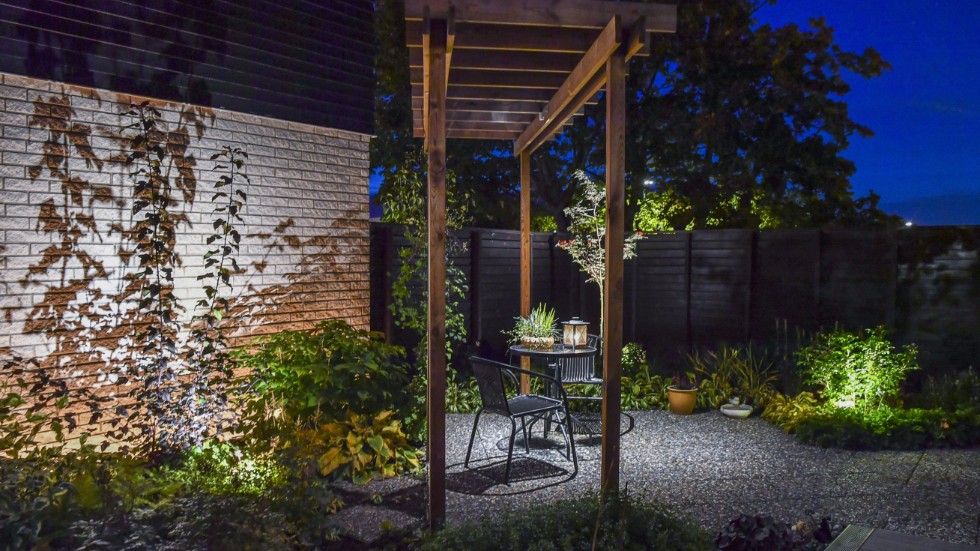 För den 25 kvadratmeter stora trädgården har Annika Olstedt använt fyra spottar och en ljusslang samt extra stämningsskapande ljus på bordet i pergolan.