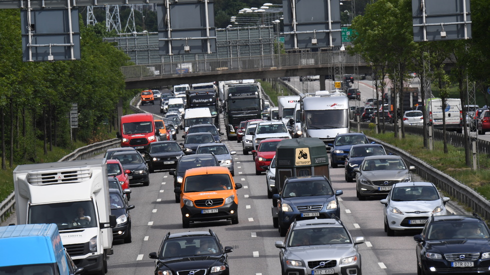 Motorvägarna i och nära större städer bör avgiftsbeläggas, enligt ett nytt förslag. 