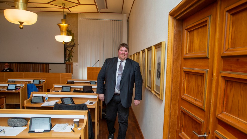 Peter Rydfjäll (S) begärde att få lämna sitt uppdrag som kommunfullmäktiges ordförande. Men han blir kvar, åtminstone till nästa sammanträde.