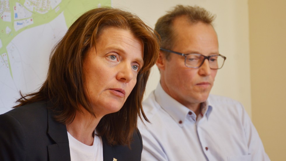Ingela Nilsson Nachtweij (C) avser att stanna kvar på flera andra av sina politiska uppdrag. I bakgrunden centergruppens ordförande Peter Karlsson. Bilden är från en pressträff i september.