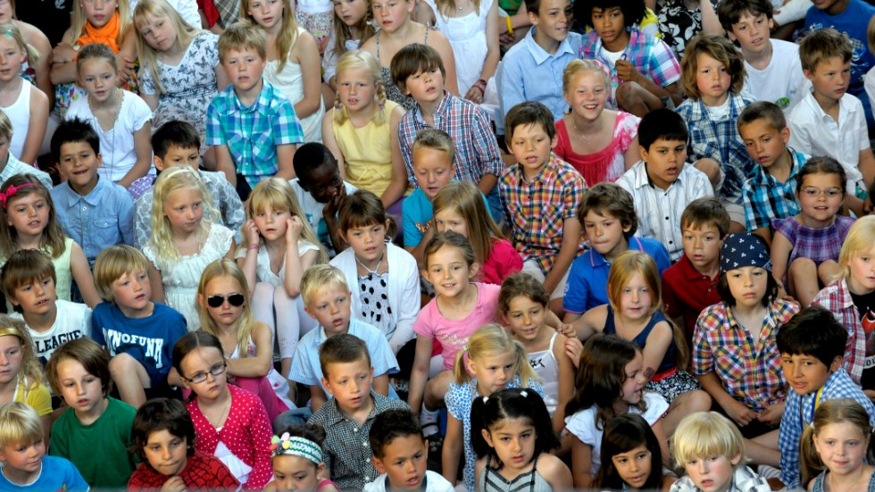 Vid årsskiftet blir FN:s barnkonvention lag i Sverige. Förberedelserna för detta har kommit olika långt i landets kommuner.
Bilden är tagen för flera år sedan i en skola i Stockholm.