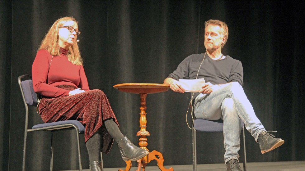 Maria Weisby regisserar föreställningen Ett dockhem och hade försnack med länsteaterchefen Thomas Sundström på onsdagen. 