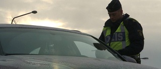 Vrålåkte förbi polis – förlorade körkort