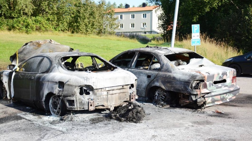 Båda bilarna är att betrakta som förstörda. Det är andra gången på bara några dagar som skadegörelse riktas mot en av bilägarna.