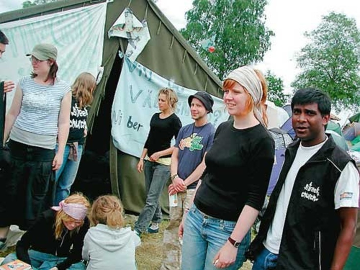 I campingkyrkan kan man delta i andakt eller bli välsignad.