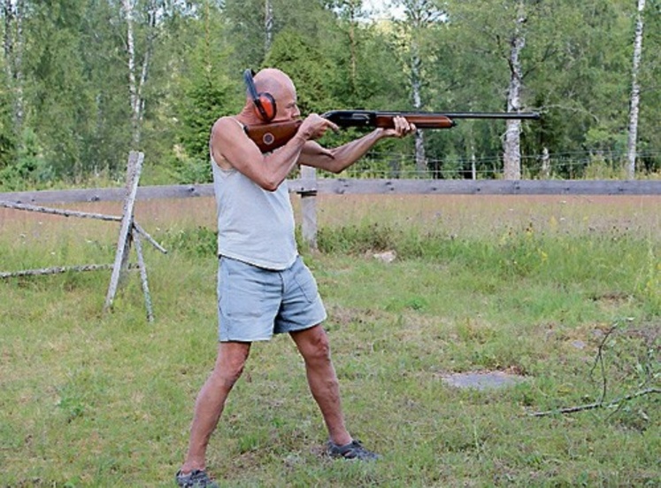 Enn Johari testar lerduveskytte för första gången, och lyckas träffa duvan efter några provskott.