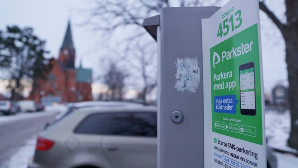 Företaget Parkster som driver en SMS-tjänst för den som vill parkera vid Västerviks sjukhus får kritik.