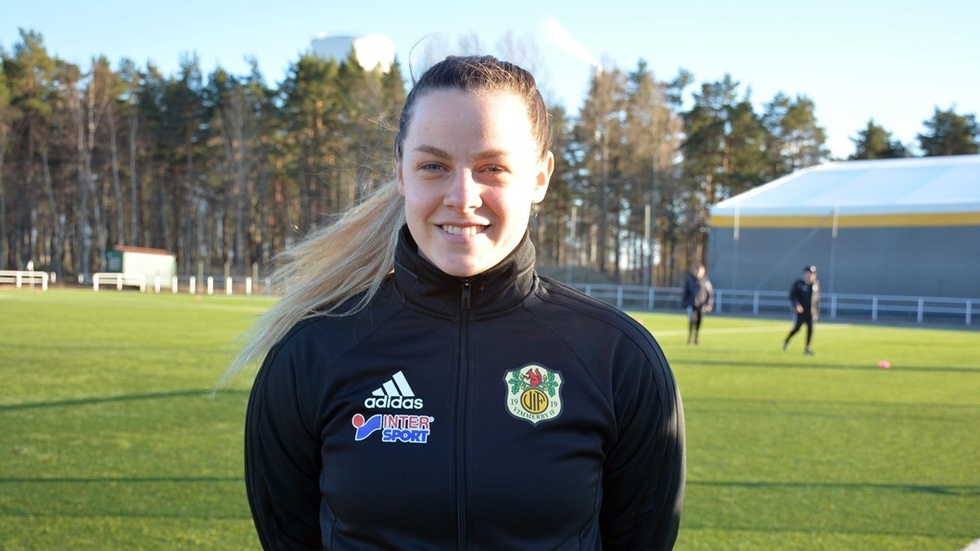 Anna Karlsson gjorde fyra mål och var bäst när Vimmerby IF vann med hela 8-1 över Tranås/Torpa i genrepet inför seriestarten.