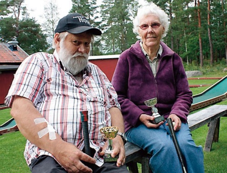 Två vinnare. Ove Svensson och Maj Karlsson segrade i Södra Kinda PRO:s minigolfturnering.