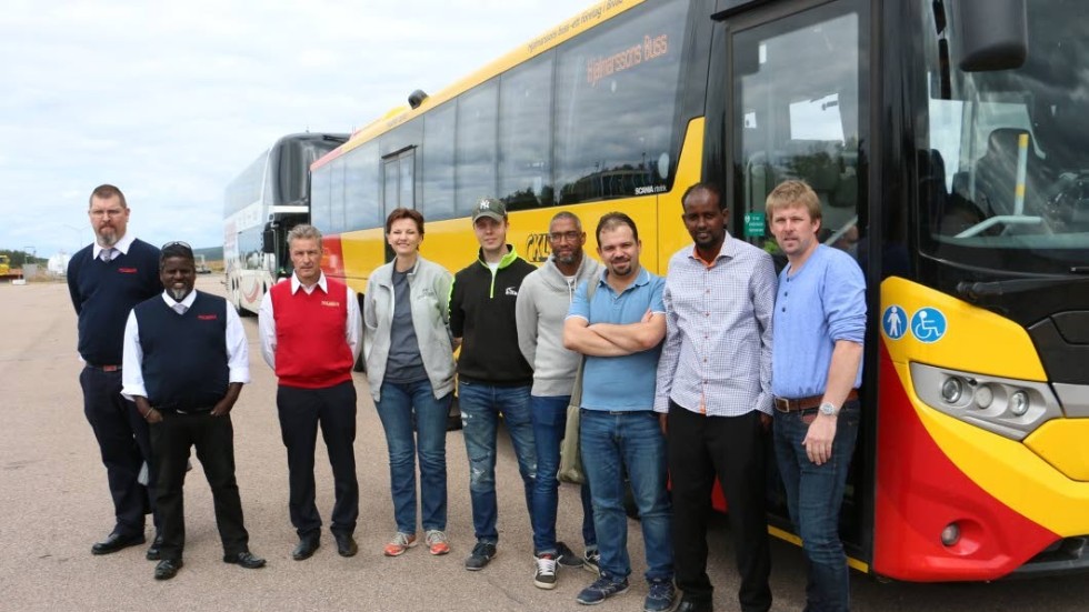De nyutbildade bussförarna går direkt från utbildningen på flygplatsen ut i arbetslivet.
