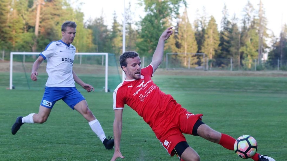 Joel Svensson, till vänster, har imponerat under vårsäsongen med IFK Tuna. Nu laddar han för derbyt mot Hultsfreds FK.