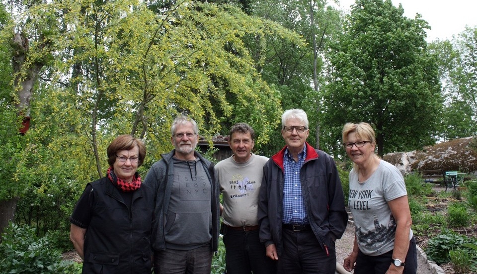 Några av hemträdgårdsföreningens medlemmar. Fr v Inger Sandén, Sven Molander, Börje Carlsson, Torsten Sandén och Inger Borén. Foto: Lars-Göran Bexell