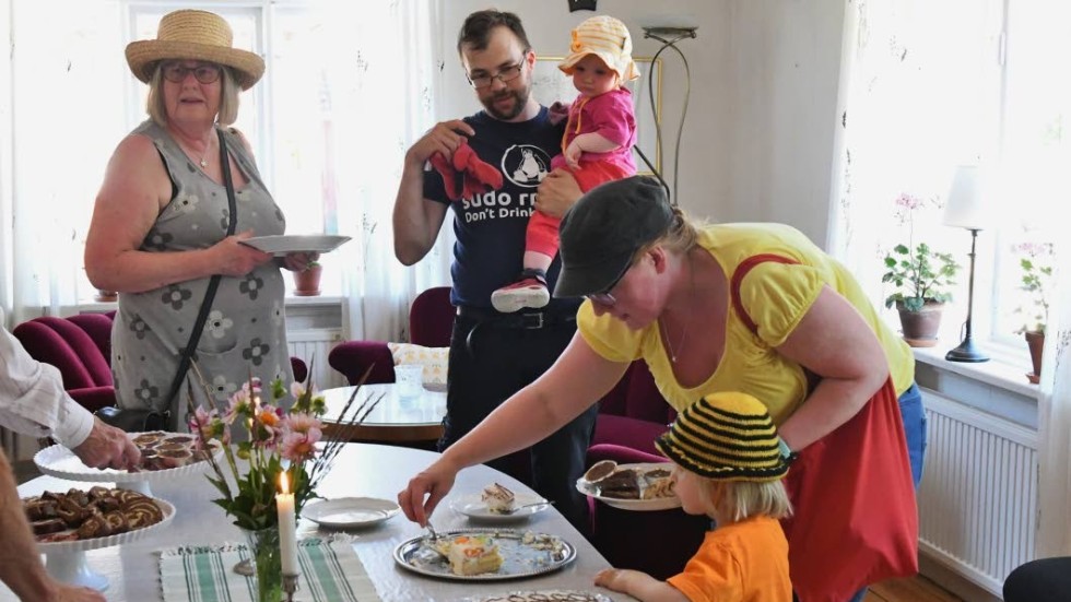Även barnfamiljer fanns bland gästerna när det bjöds på kak- och tårtbuffé.
