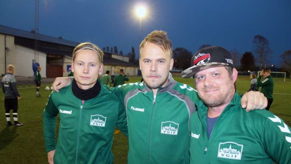 Spelaren Felix Manfredson, tränaren Fredrik Lind och materialförvaltaren Daniel Sandberg gläds åt att det spelas division 4-fotboll på Kungsvalla även nästa år. Fotbollsresan har besökt Vadstena.