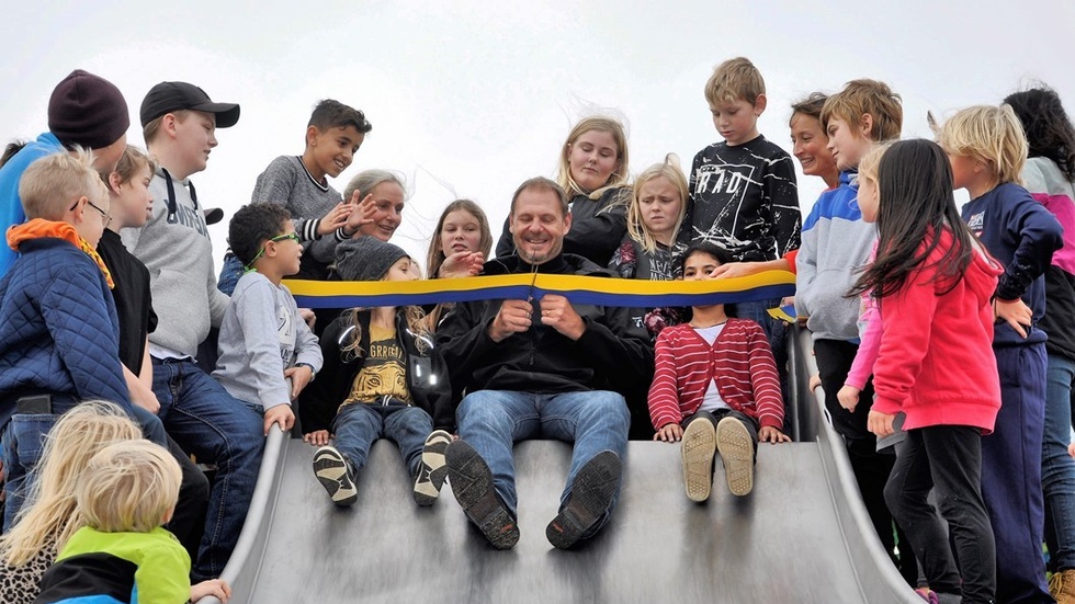 Många barn ville vara med när Tomas Kronstål invigde den nya generationsparken. Foto: Åsa Thaberman