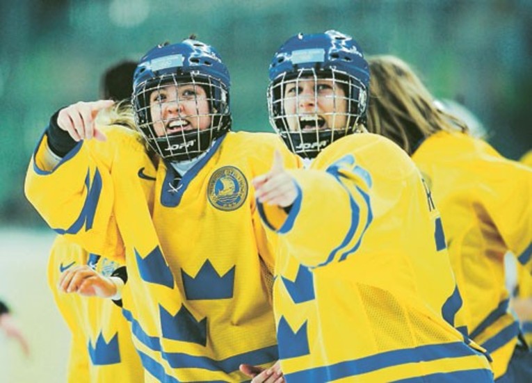 Glada hockey-tjejer. De har all anledning att sprudla av glädje, efter segern över USA. Ett steg närmare guldet... Foto: Filippo Monteforte, Scanpix