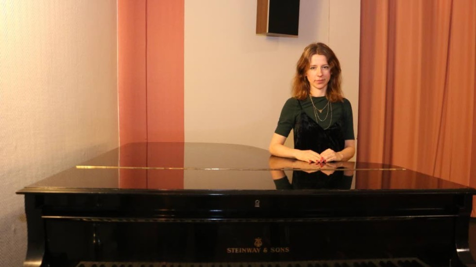 Karolina Stenström, eller Steso Songs som hon skriver sin musik under, är rykande aktuell med låten "Du behöver inte vara rädd". Pianot spelades in på flygeln i Valhall.