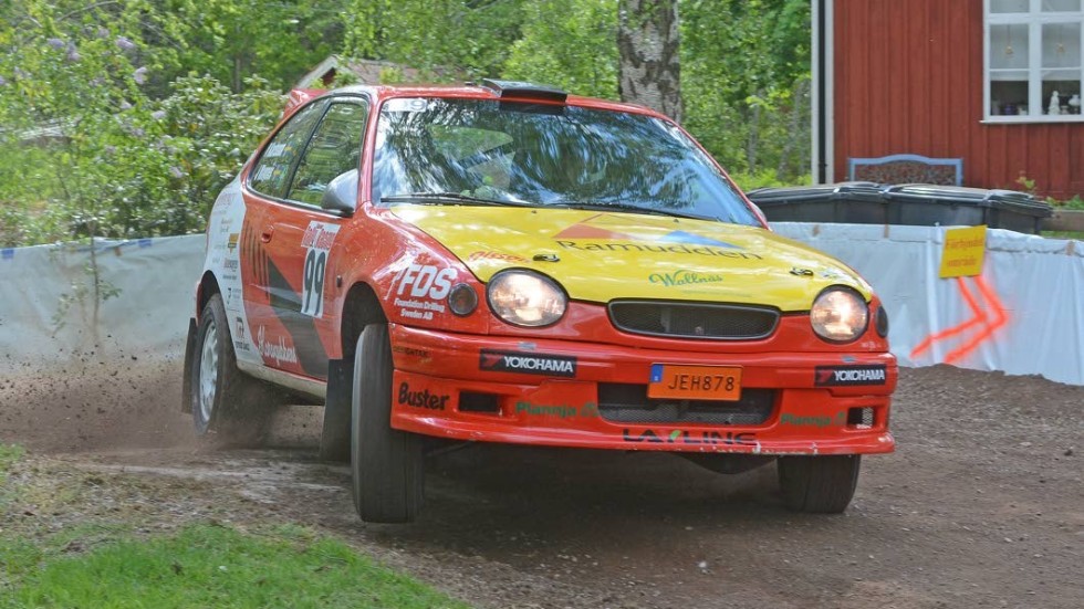 Victor Karlsson och Jonas Magnér fick problem med sin Toyota i Dackefejden.