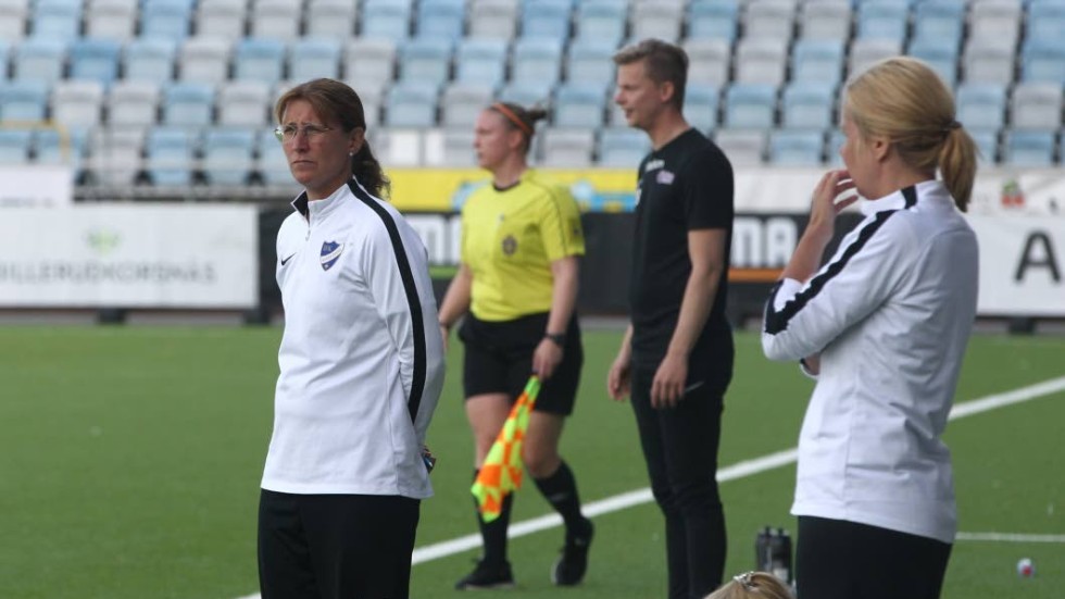 IFK Norrköpings tränare Anna Eriksson, till vänster i bild, tror att VIF fixar nytt kontrakt.
