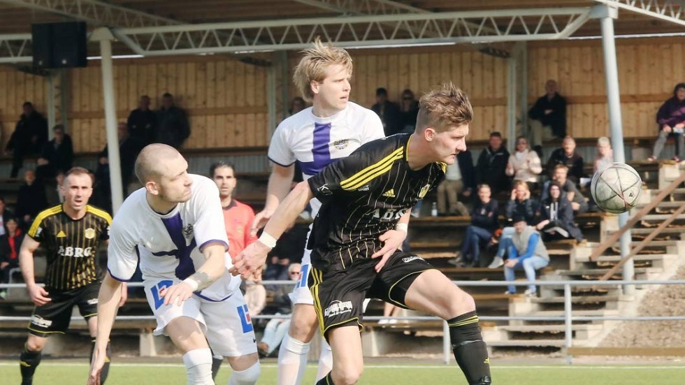 Niklas Gunnarsson tar Jonathan Fält Öhrs plats mot Assyriska.