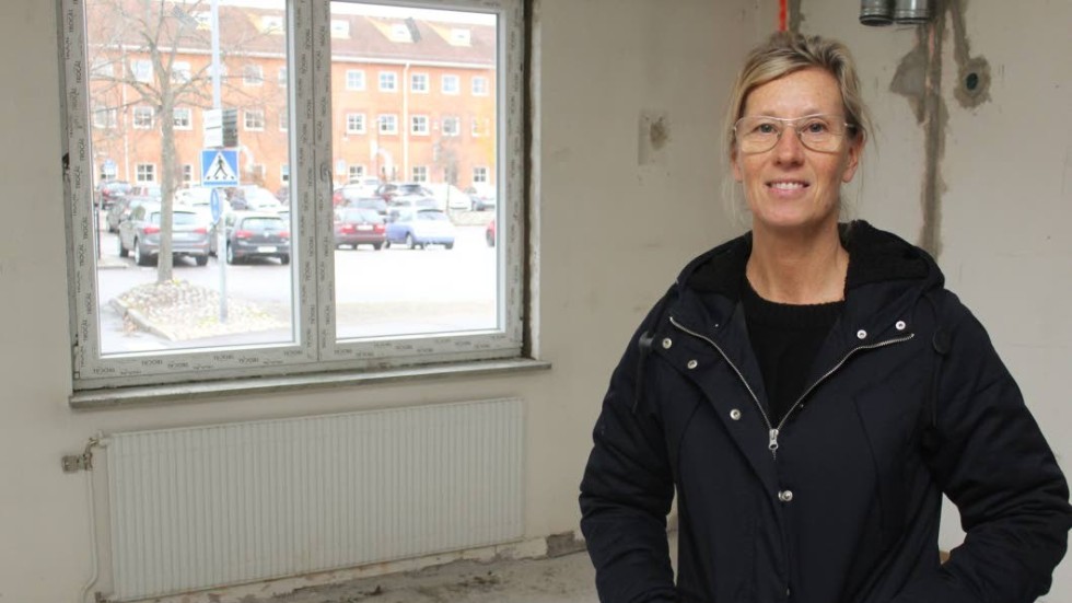 Annelie Ovedal berättar att fem centrumnära lägenheter håller på att växa fram i Arbetsförmedlinmgens tidigare lokaler i gamla kommunhuset.