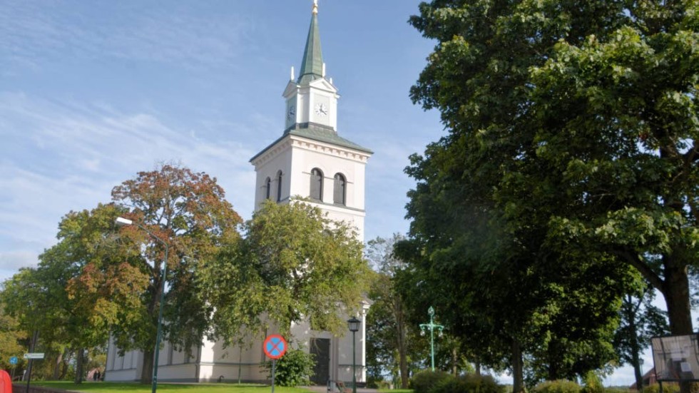 Vimmerby kyrka har en ny t f kyrkoherde, Kenneth Lindström. Nu kavlar man upp igen för att hitta en ordinarie till tjänsten som varit vakant i drygt två år.