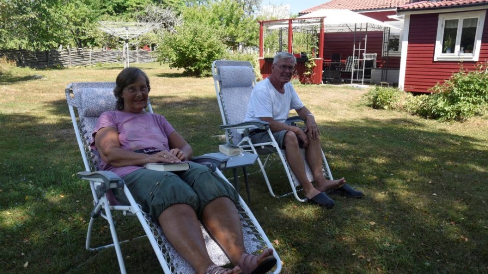 Lena och Sten-Olof Högberg i Södra Kvill har snart väntat en månad på att få sitt sopkärl tömt.