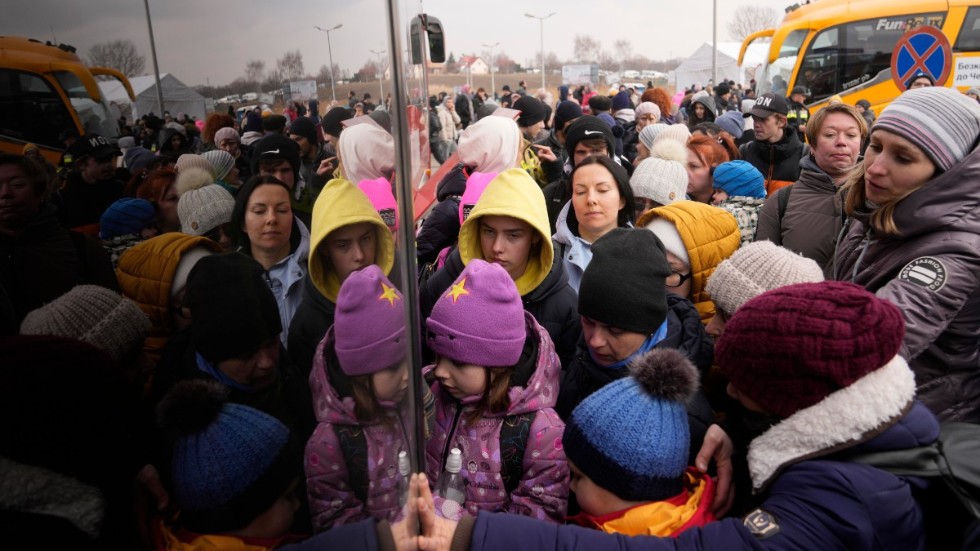 Människor som flyr Ukraina köar för att gå på en buss i polska gränsstaden Medyka.