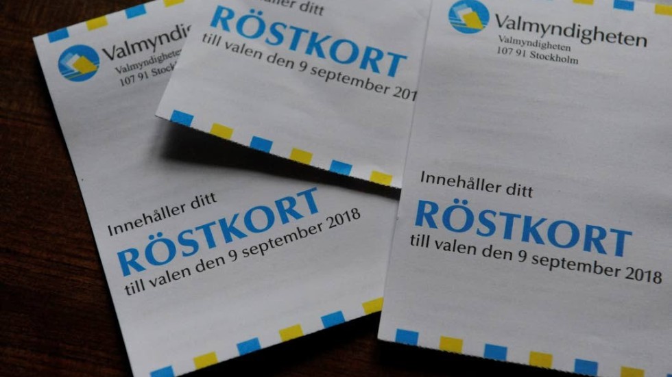 Edvard Svensson fick tre andra personers röstkort i brevlådan.