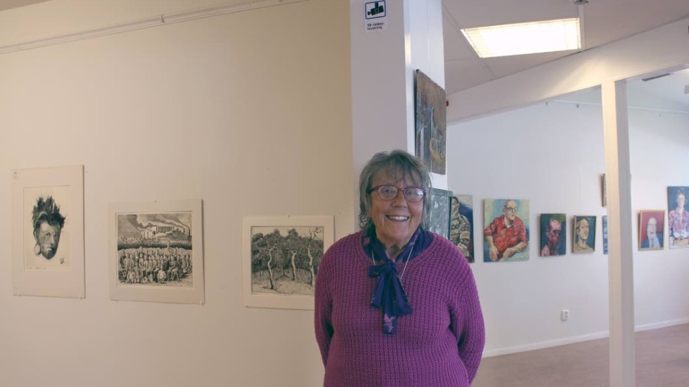 Wanja Frykdahl visar verk av Västervikskonstnären Ulf Klasén, som dog 1993. De bodde tillsammans på Skanvik.
