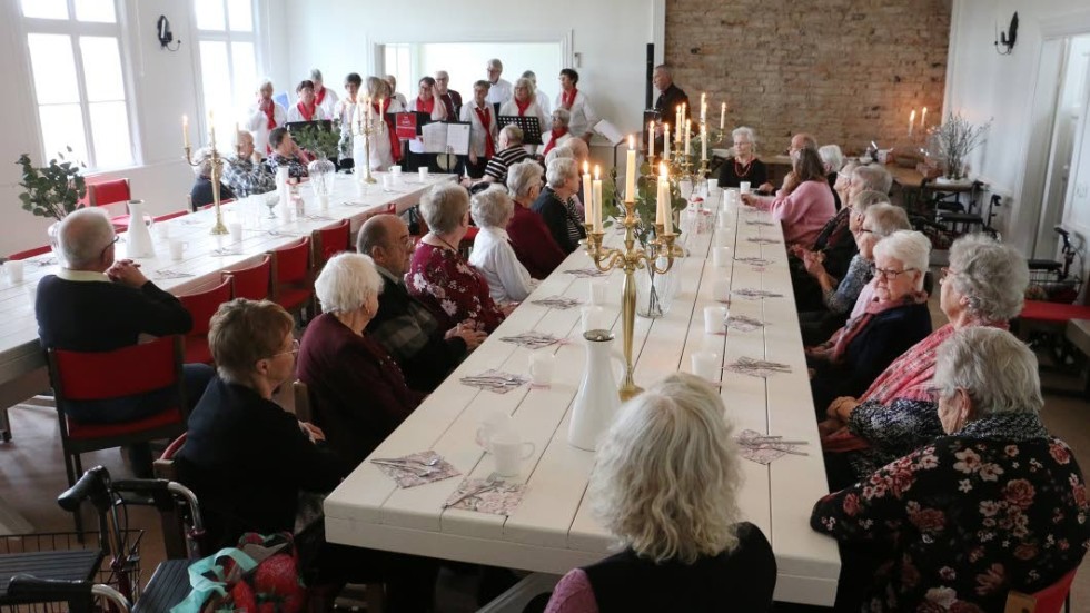 Munthergökarna från Målilla svarade för det musikaliska inslaget, när hemtjänsten bjöd in sina pensionärer till stor våffelfest.