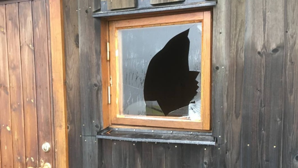 Tre fönster har krossats på kommunens övernattningsstugor vid vildmarksspat.