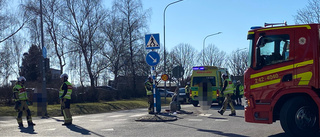Mopedist till sjukhus efter olycka i korsning – körde in i stolpe