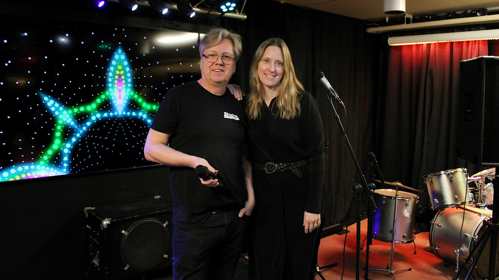 Den 5 april öppnar Putte och Jenny Svensson Sahlin sitt karaokerum på Hotell Hulingen i Hultsfred.