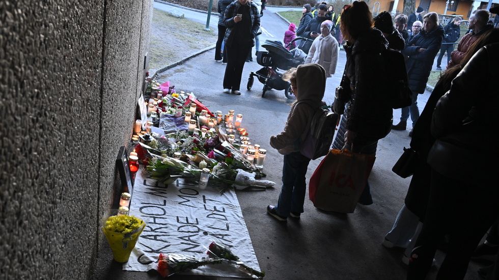 Många barn och vuxna samlades vid minnesplatsen nära Skärholmens centrum i södra Stockholm, där en pappa blev skjuten tidigare i veckan. 