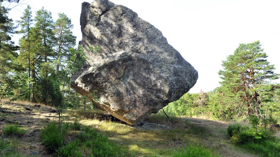 Spikstenen finns vid dammen i Sibro kvarn.