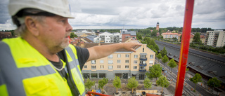 Se bygget från 20 meters höjd – följ med i lyftkranen över torget