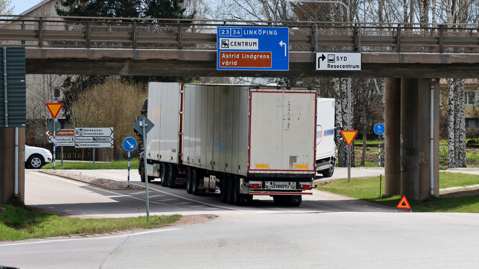 Under onsdagsförmiddagen fastnade en lastbil i Åbroviadukten.