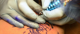 Mamma döms – tatuerade dödskalle på sonen
