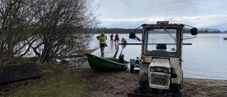Tre män ramlade i vattnet – från mindre båt