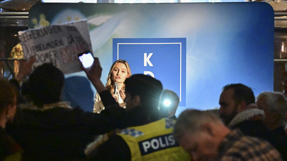 
Demonstranter stör Kristdemokraternas partiledare Ebba Busch under en after work med EU-fokus på John Scott Palace i Göteborg.
