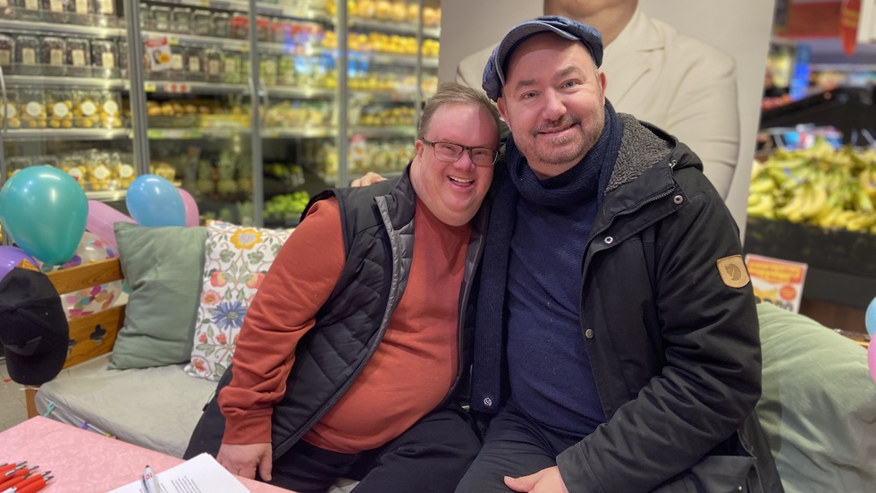21 mars är Världsdagen för Downs syndrom. Mats Melin, alias ICA-Jerry, har blivit en förebild för många. Här tillsammans med Pär Johansson från Glada Hudik teatern. 