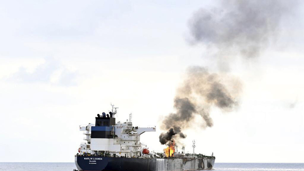 Tankern Marlin Luanda brinner efter att ha blivit attackerad av huthirebeller i Röda havet. Skribenten oroar sig för att Sverige ska bli indraget i konflikten.